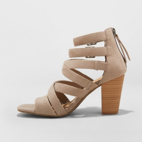 Universal Thread Thick Strap Heeled Pumps - Picture 4 of 4